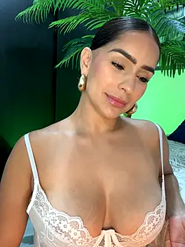 Snapshot of Mau_White chatting on November 18, 2025, 10:13 pm Mau White online show from November 18, 2025, 10:13 pm