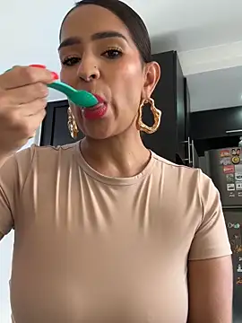 Snapshot of Mau_White chatting on September 14, 2025, 9:26 pm Mau White online show from September 14, 2025, 9:26 pm