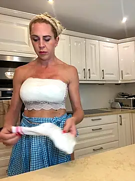 Snapshot of Kate-monroe chatting on October 1, 2025, 10:20 am Kate-monroe online show from October 1, 2025, 10:20 am