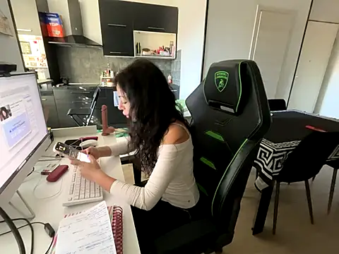 Chloe Ricci online show from November 10, 2025, 7:57 am