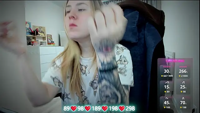 Olivia Munk online show from November 18, 2025, 3:54 am