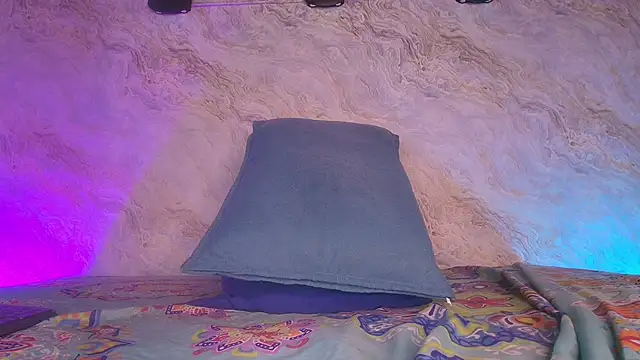 jones maddy  online show from November 13, 2025, 11:58 am