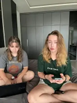 Snapshot of Nura_n_Sarah chatting on December 14, 2025, 5:24 am Nura n Sarah online show from December 14, 2025, 5:24 am