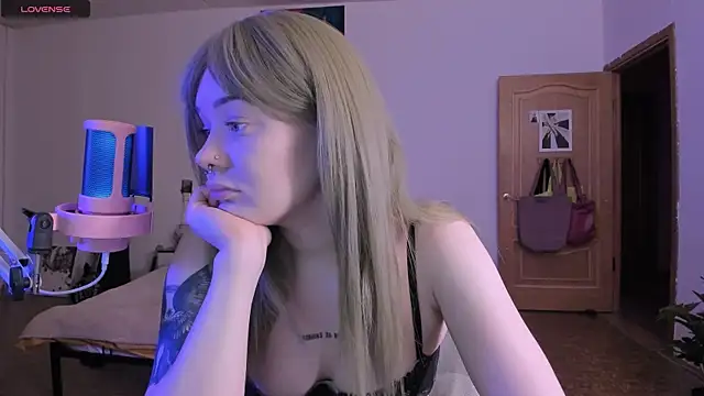 cyber whore  online show from November 13, 2025, 5:39 pm