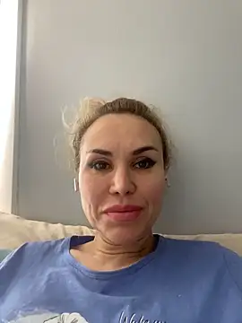 Snapshot of Radmila_Queen_ chatting on May 15, 2026, 5:22 pm Radmila Queen online show from May 15, 2026, 5:22 pm
