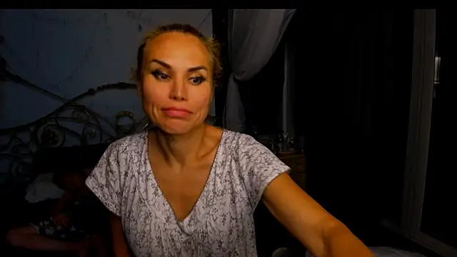 Snapshot of Radmila_Queen_ chatting on July 26, 2026, 9:43 pm Radmila Queen online show from July 26, 2026, 9:43 pm