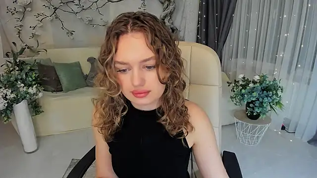 Snapshot of MiracleCurly chatting on October 27, 2025, 7:26 pm MiracleCurly online show from October 27, 2025, 7:26 pm