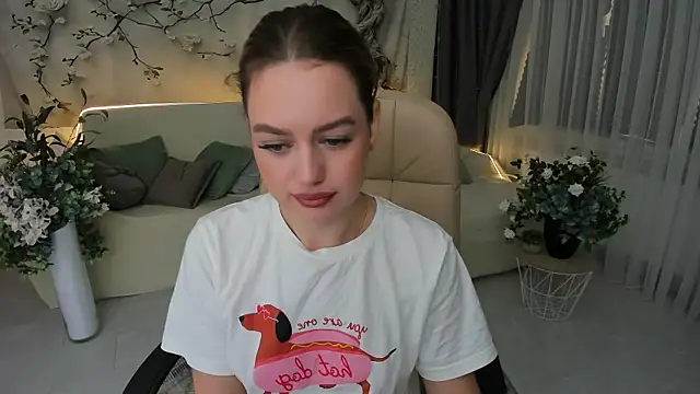 Snapshot of MiracleCurly chatting on November 9, 2025, 10:08 am MiracleCurly online show from November 9, 2025, 10:08 am