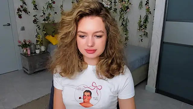 Snapshot of MiracleCurly chatting on October 24, 2025, 4:17 pm MiracleCurly online show from October 24, 2025, 4:17 pm