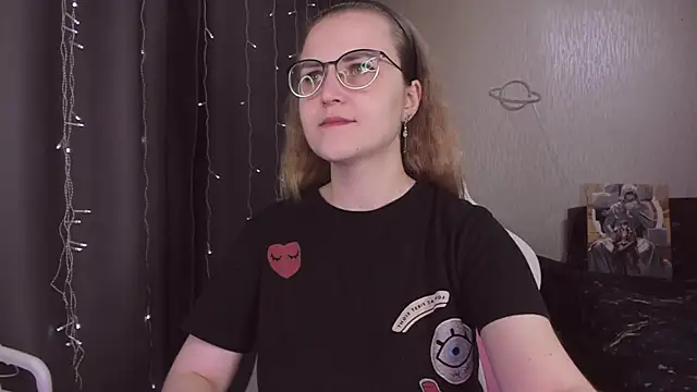 Snapshot of MissBrightShine chatting on December 14, 2025, 10:43 am MissBrightShine online show from December 14, 2025, 10:43 am