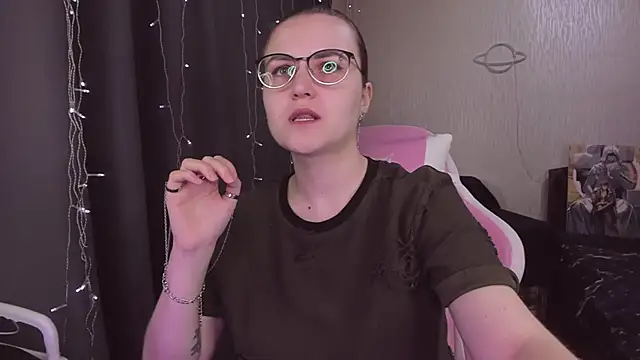 Snapshot of MissBrightShine chatting on October 22, 2025, 10:25 am MissBrightShine online show from October 22, 2025, 10:25 am