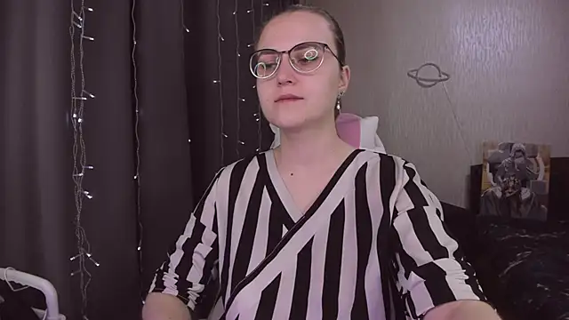 Snapshot of MissBrightShine chatting on December 3, 2025, 11:31 am MissBrightShine online show from December 3, 2025, 11:31 am