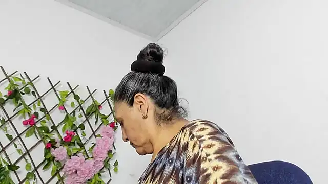 Snapshot of merlyna_goldens chatting on December 3, 2025, 11:25 pm merlyna goldens online show from December 3, 2025, 11:25 pm