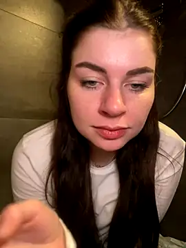 Snapshot of EllyNora chatting on November 18, 2025, 7:28 pm EllyNora online show from November 18, 2025, 7:28 pm