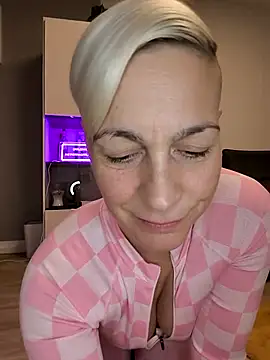 Snapshot of DarleenHot chatting on December 4, 2025, 4:17 pm DarleenHot online show from December 4, 2025, 4:17 pm