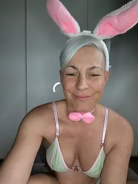 Snapshot of DarleenHot chatting on April 5, 2026, 3:51 pm DarleenHot online show from April 5, 2026, 3:51 pm