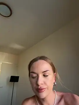 Snapshot of ElenaRebelle chatting on July 19, 2026, 5:27 am ElenaRebelle online show from July 19, 2026, 5:27 am