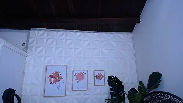 Valentinaa mature online show from February 19, 2026, 8:06 pm