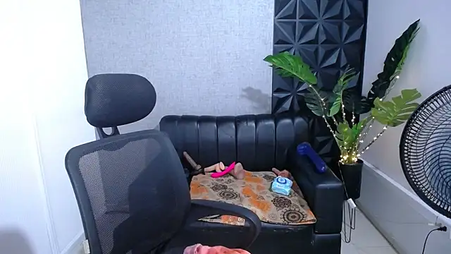 Valentinaa mature online show from March 30, 2026, 9:05 pm