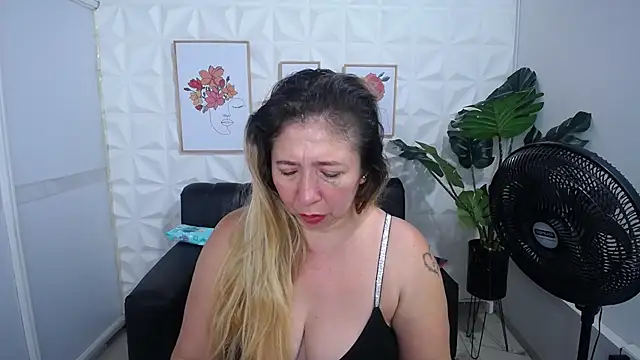 Snapshot of Valentinaa_mature chatting on March 7, 2025, 12:04 am Valentinaa mature online show from March 7, 2025, 12:04 am