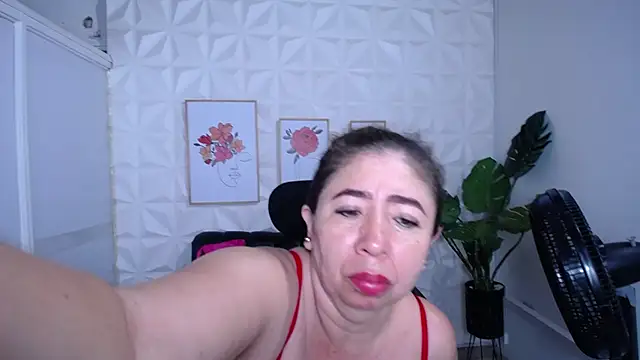 Snapshot of Valentinaa_mature chatting on November 17, 2025, 11:31 pm Valentinaa mature online show from November 17, 2025, 11:31 pm