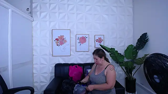 Snapshot of Valentinaa_mature chatting on November 26, 2025, 10:43 pm Valentinaa mature online show from November 26, 2025, 10:43 pm