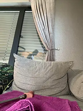 Bella-Tight online show from April 8, 2026, 8:05 am