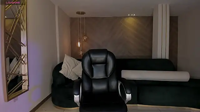 LizzHamilton   online show from November 28, 2025, 9:26 pm