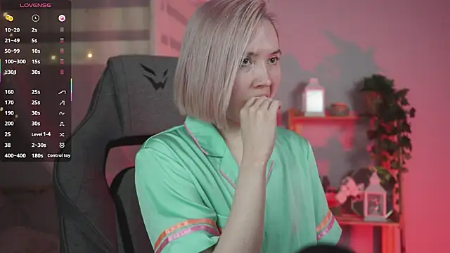 ReiYosimoto online show from November 18, 2025, 5:49 pm