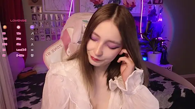 Snapshot of Evie_Ro chatting on May 2, 2026, 1:33 am Evie Ro online show from May 2, 2026, 1:33 am
