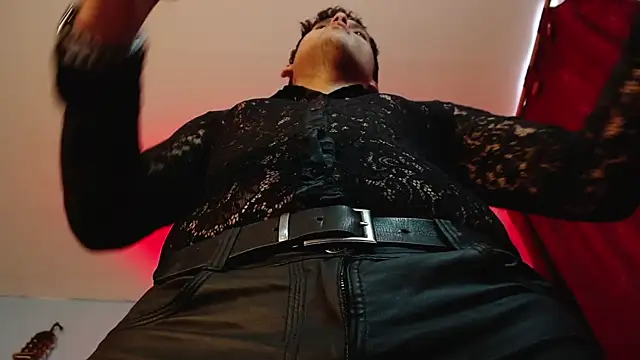 Snapshot of dom2travelersss chatting on September 19, 2025, 4:00 pm dom2travelersss online show from September 19, 2025, 4:00 pm