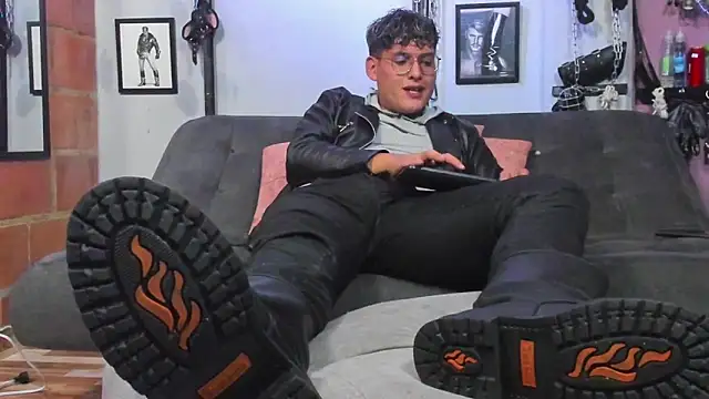 Snapshot of dom2travelersss chatting on February 16, 2025, 10:22 pm dom2travelersss online show from February 16, 2025, 10:22 pm