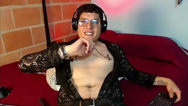 Snapshot of dom2travelersss chatting on September 11, 2025, 4:23 am dom2travelersss online show from September 11, 2025, 4:23 am