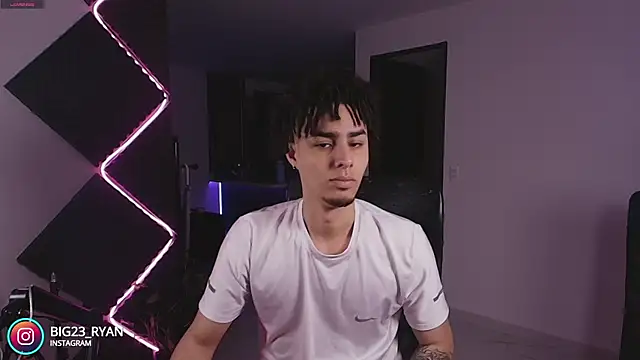 Snapshot of bigryann23 chatting on November 24, 2025, 11:27 pm bigryann23 online show from November 24, 2025, 11:27 pm