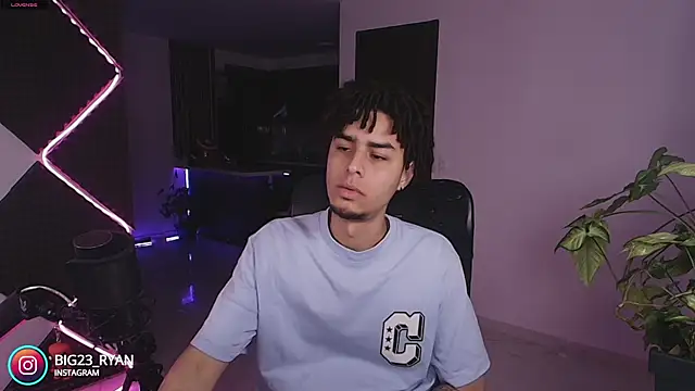 Snapshot of bigryann23 chatting on November 16, 2025, 2:27 am bigryann23 online show from November 16, 2025, 2:27 am